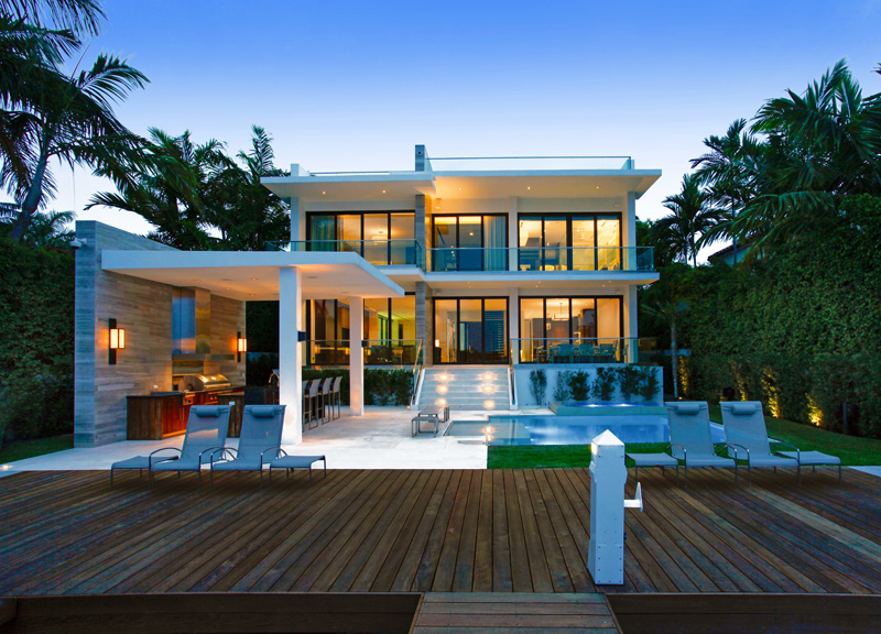 Poolside bar/kitchen by Choeff Levy Fischman Architecture + Design