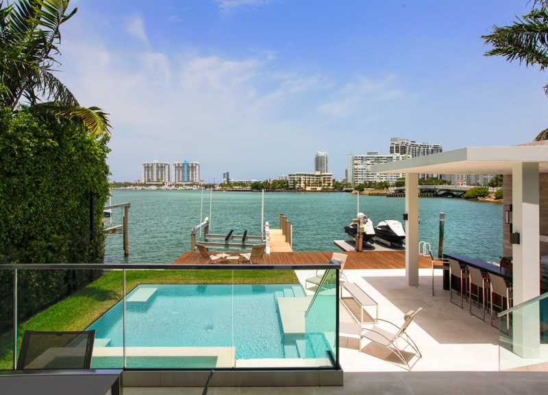 Poolside bar/kitchen by Choeff Levy Fischman Architecture + Design