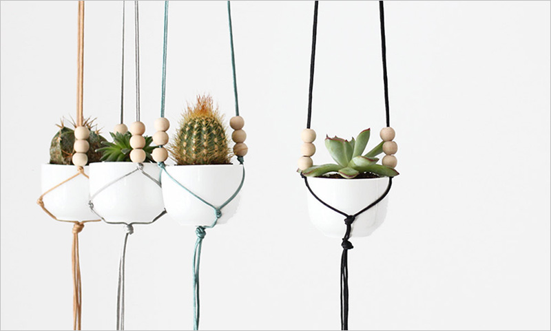 Small hanging planters with a ceramic pot and colorful ropes by HRUSKAA. #Planters #SmallPlanters #Plants #Decor #HomeDecor #GiftIdea #HangingPlanter