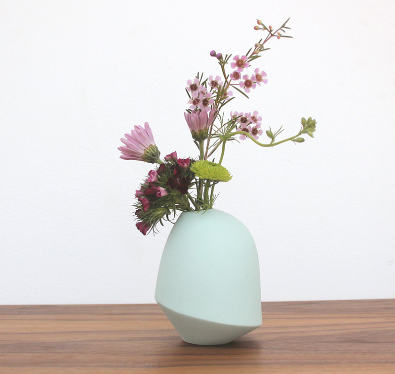 A minimalist and sculptural vase designed by Bean & Bailey adds a soft and delicate pop of color an interior. #Planters #SmallPlanters #Plants #Decor #HomeDecor #GiftIdea