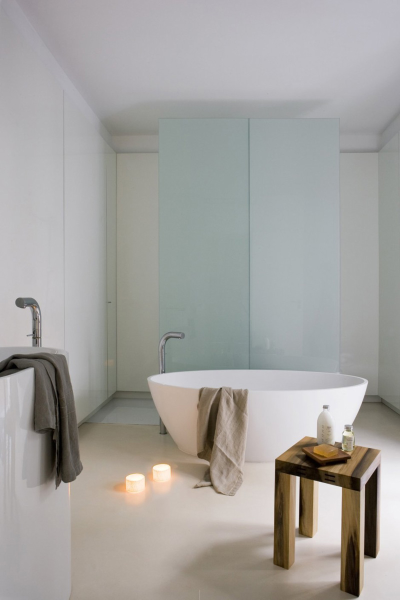 9 Relaxing Bathrooms That Feature A Circular Tub