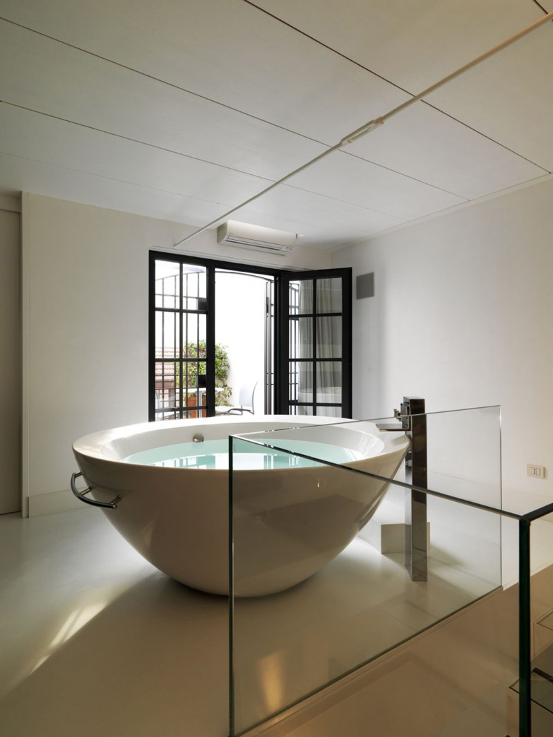 9 Relaxing Bathrooms That Feature A Circular Tub