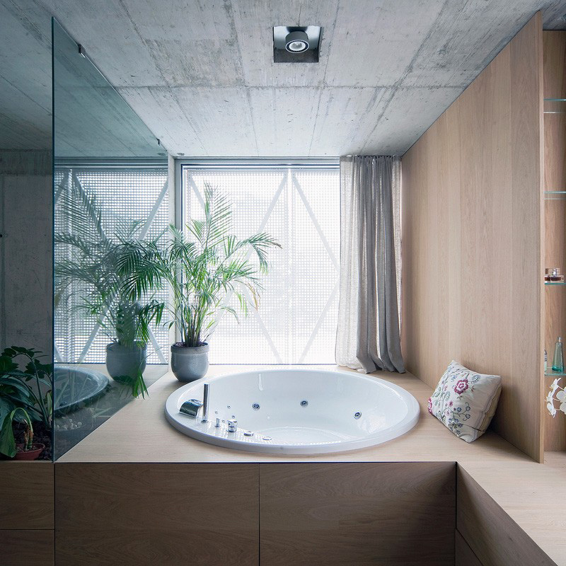 9 Relaxing Bathrooms That Feature A Circular Tub