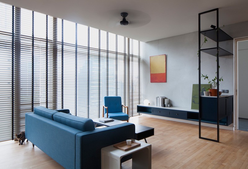A minimalist apartment with a bold color palette of blues and black. #ModernApartment #InteriorDesign #LivingRoom