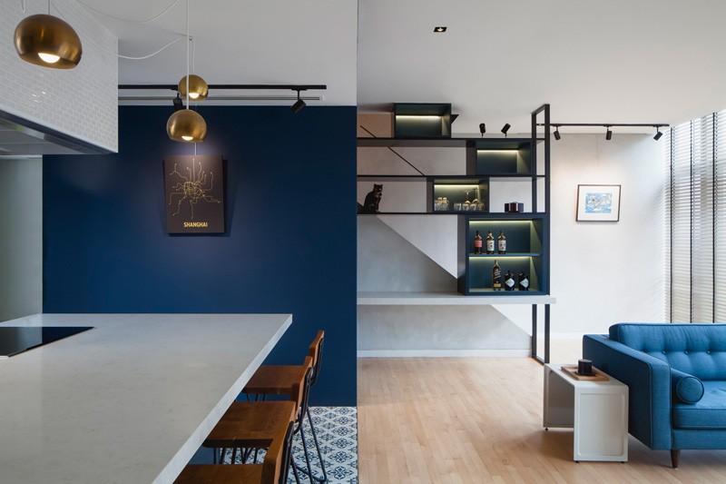 A modern apartment in Singapore with a bold royal blue kitchen. #BlueKitchen #ModernKitchen #BlueCabinets #InteriorDesign #KitchenDesign