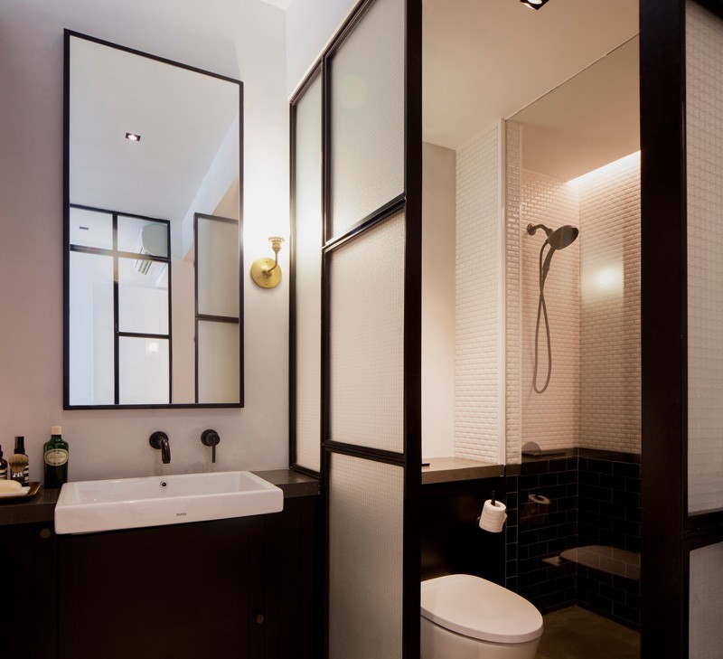 A modern black and white bathroom. #ModernBathroom #BlackTiles #WhiteTiles #BlackAndWhite #BathroomIdeas