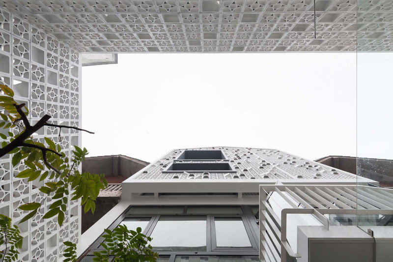 Landmak Architecture renovated a red brick row house in Vietnam, and to stand out from the rest, they surrounded the home with white concrete blocks. #RowHouse #WhiteConcrete #ConcreteBlocks #Architecture