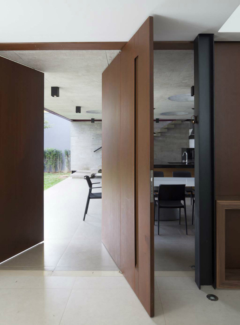 10 Examples Of Homes With Large Pivoting Doors