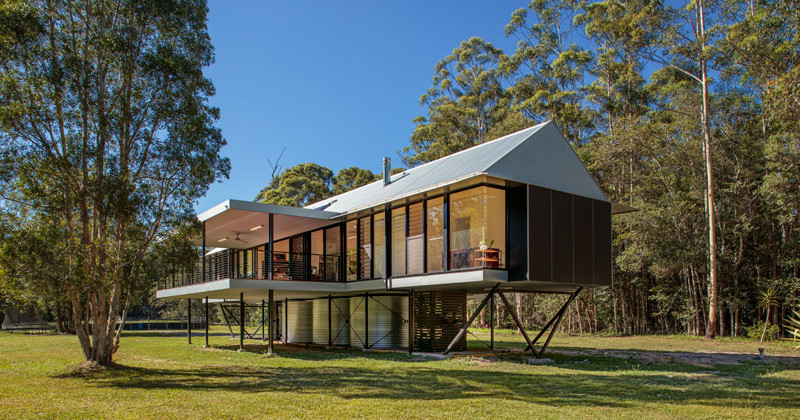 This house was built in a flood zone, so they raised it off the ground // Platypus Bend House by Robinson Architects