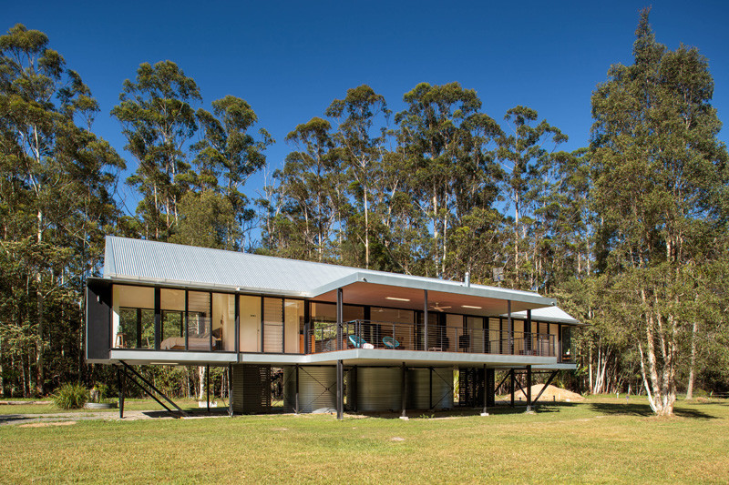 This house was built in a flood zone, so they raised it off the ground // Platypus Bend House by Robinson Architects
