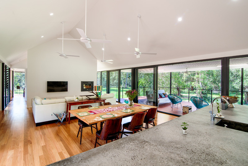 This house was built in a flood zone, so they raised it off the ground // Platypus Bend House by Robinson Architects