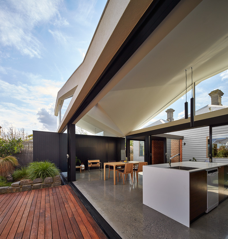 An open and airy addition has been designed for this home in Melbourne // The Tunnel House by MODO (Michael Ong Design Office)