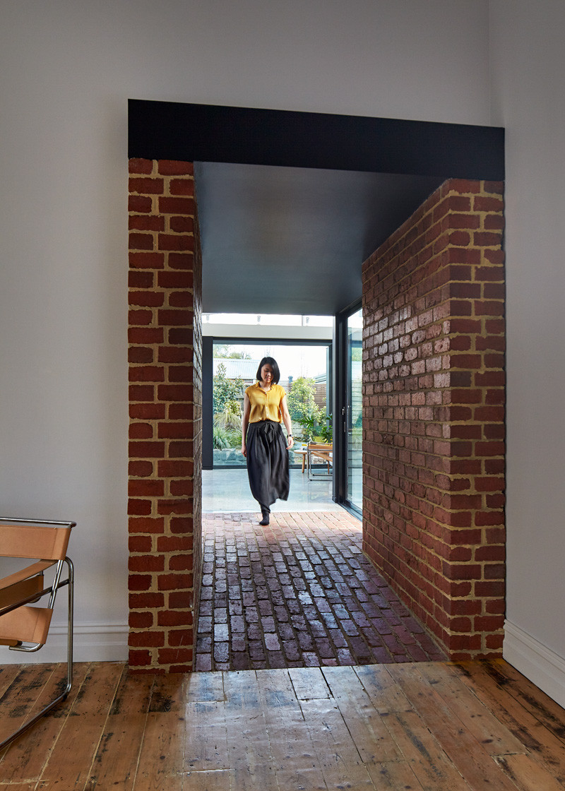 An open and airy addition has been designed for this home in Melbourne // The Tunnel House by MODO (Michael Ong Design Office)