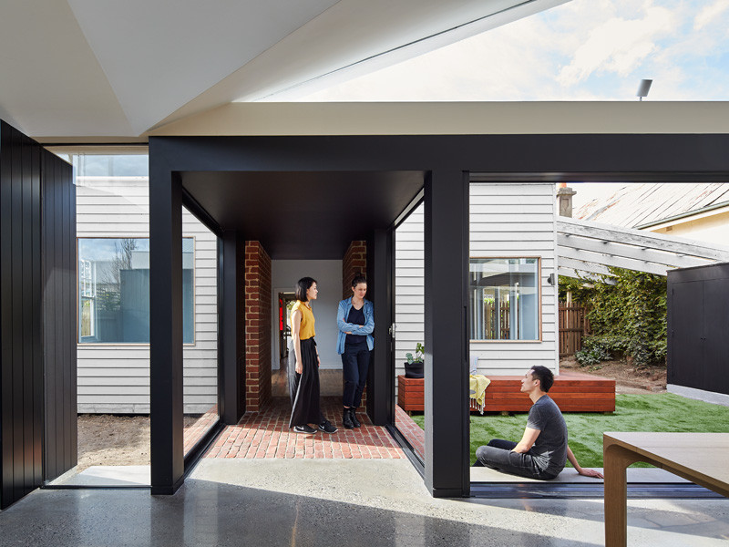 An open and airy addition has been designed for this home in Melbourne // The Tunnel House by MODO (Michael Ong Design Office)