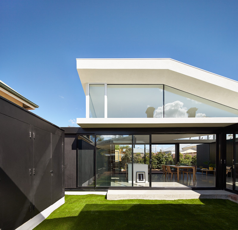 An open and airy addition has been designed for this home in Melbourne // The Tunnel House by MODO (Michael Ong Design Office)