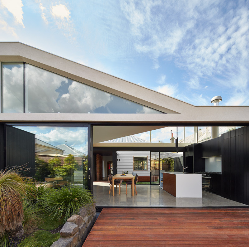 An open and airy addition has been designed for this home in Melbourne // The Tunnel House by MODO (Michael Ong Design Office)