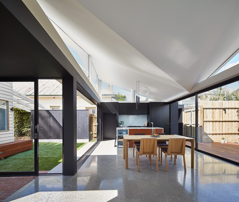 An open and airy addition has been designed for this home in Melbourne // The Tunnel House by MODO (Michael Ong Design Office)