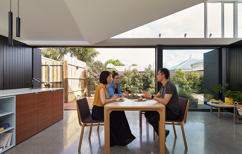 An open and airy addition has been designed for this home in Melbourne // The Tunnel House by MODO (Michael Ong Design Office)