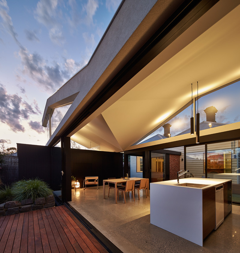 An open and airy addition has been designed for this home in Melbourne // The Tunnel House by MODO (Michael Ong Design Office)