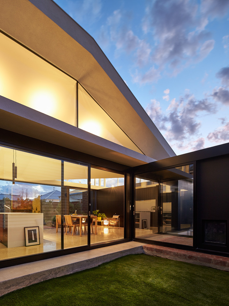 An open and airy addition has been designed for this home in Melbourne // The Tunnel House by MODO (Michael Ong Design Office)