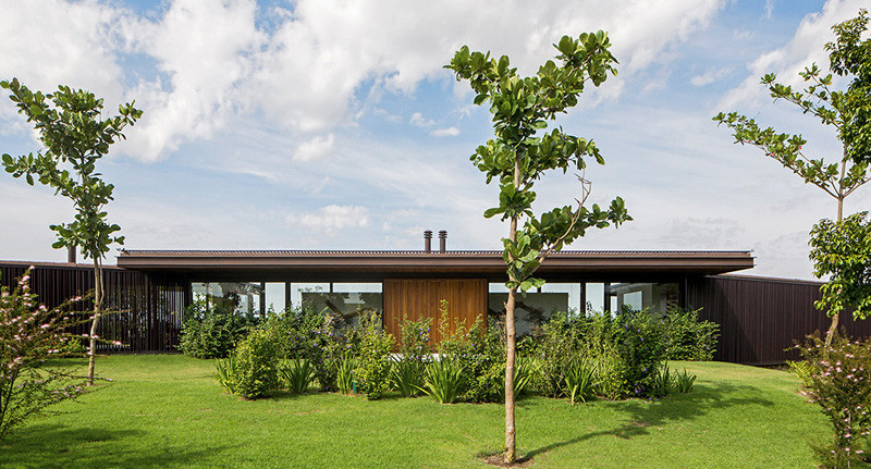 CA House in Bragança Paulista, Brazil, designed by Jacobsen Arquitetura.