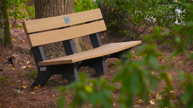 Watch how this fast food chain transforms customers used cups into park benches