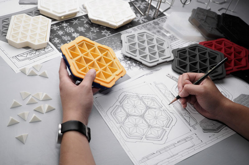 This ice cube tray has been designed to freeze liquids in 10 minutes