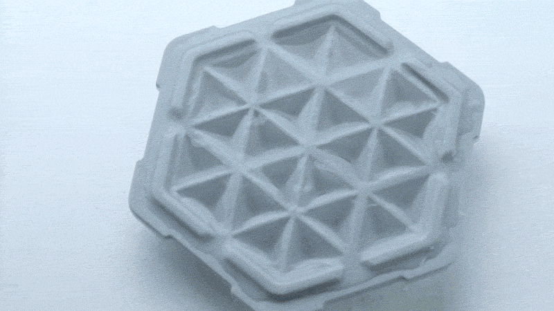 This ice cube tray has been designed to freeze liquids in 10 minutes