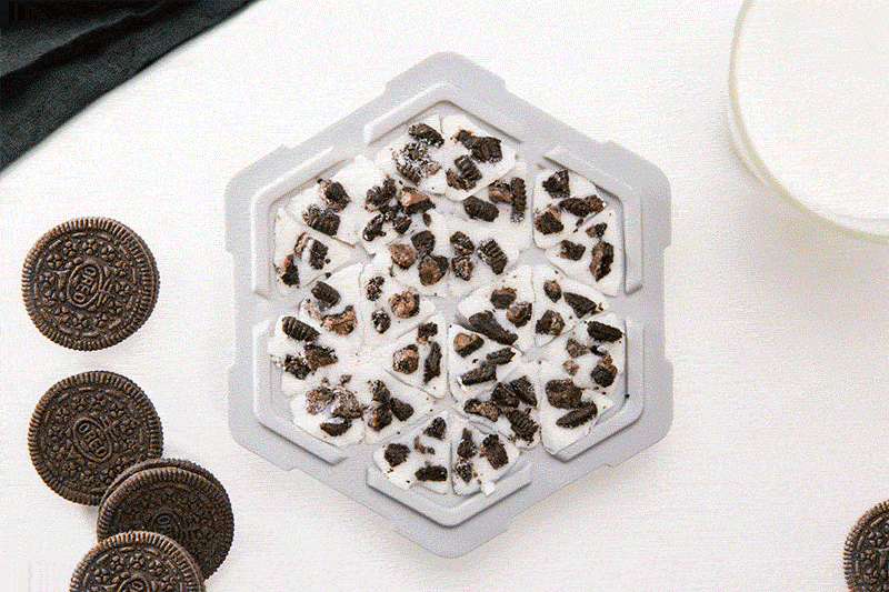 This ice cube tray has been designed to freeze liquids in 10 minutes