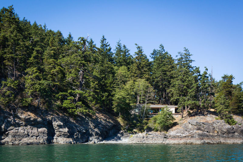 Lone Madrone Retreat by Heliotrope Architects