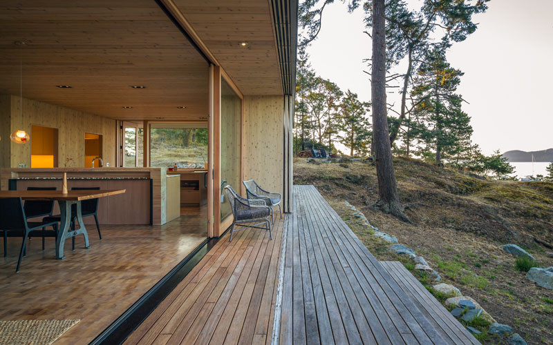 Lone Madrone Retreat by Heliotrope Architects