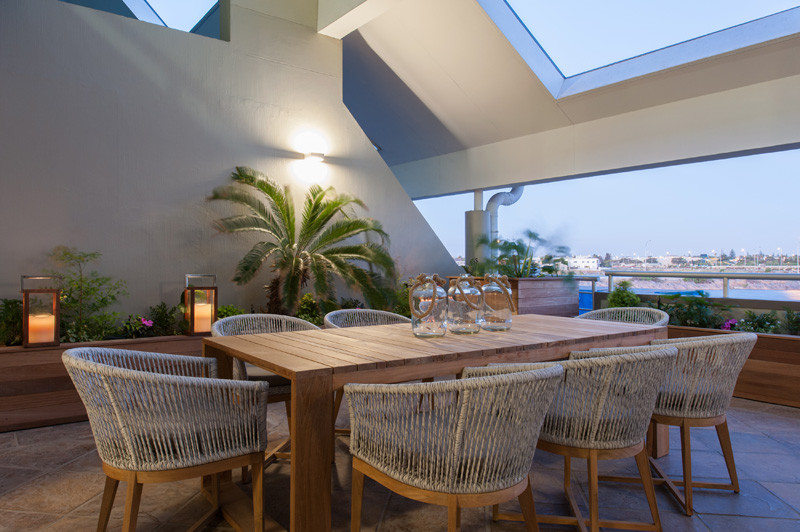 Before & After - A Townhouse Patio Got Revamped With A Beachy Vibe