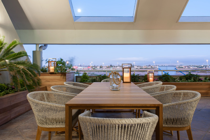 Before & After - A Townhouse Patio Got Revamped With A Beachy Vibe