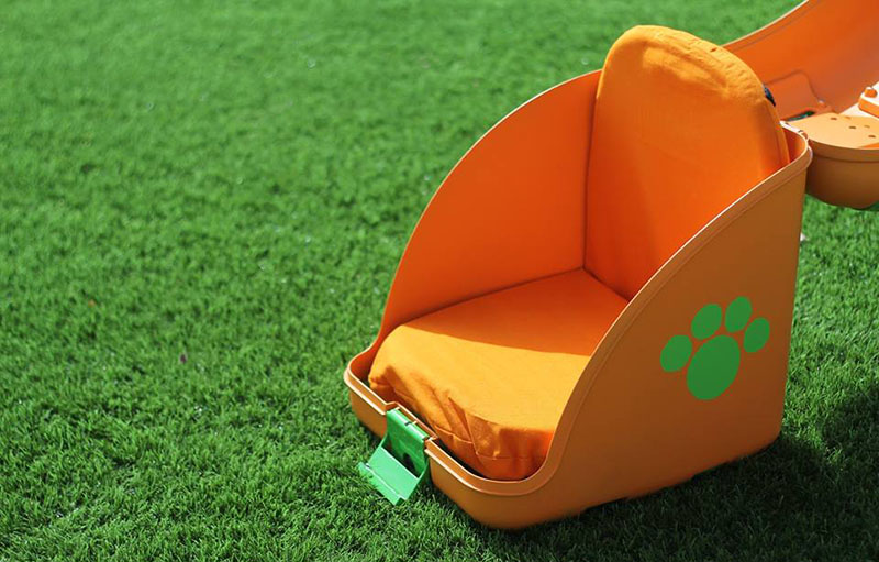 This hardshell pet carrier has been designed to transport pets on scooters