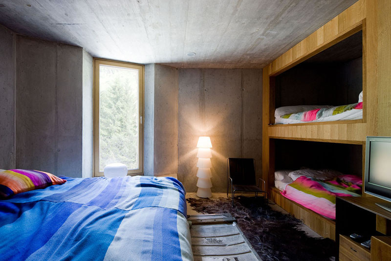 12 examples of bedrooms with built-in bunk beds.