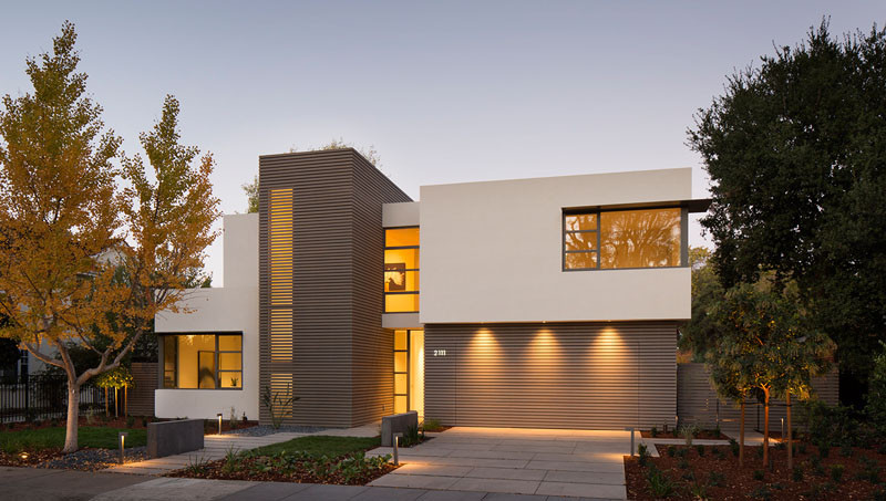 This modern house combined white forms with horizontal lines. #ModernHouse #ModernArchitecture