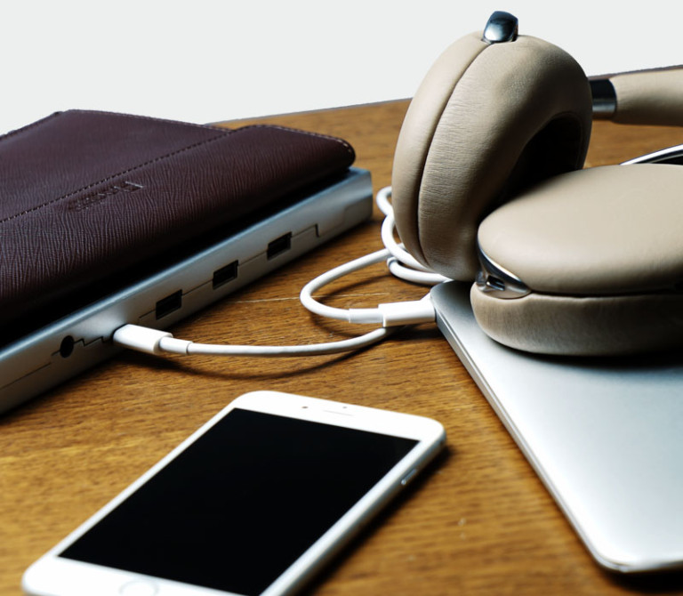 5 Awesome Features We've Seen In The Latest Smart Luggage