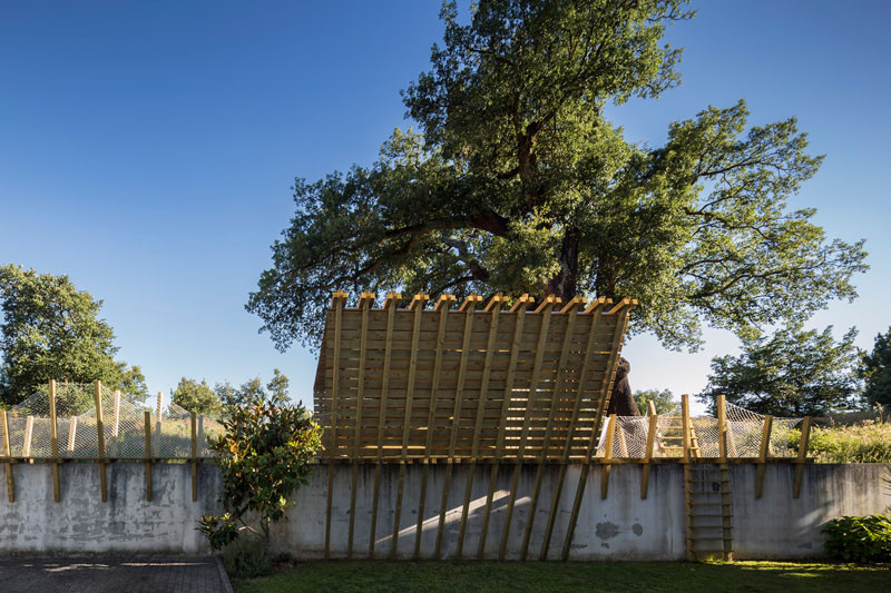 Casa no muro, a playhouse in Portugal, designed by Martial Marquet & Mohammed Omais, together with Olivia Gomes(SA), and Remi Godet