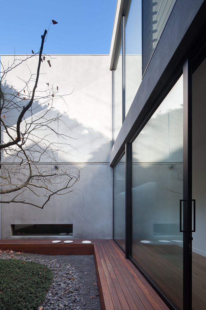 Courtyard House by Robson Rak