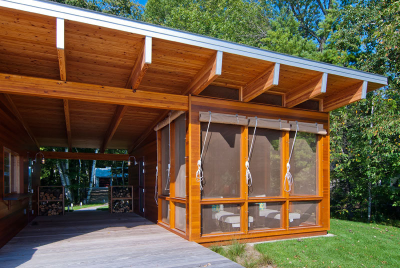 The beach cottage has a separate bunkhouse for guests.