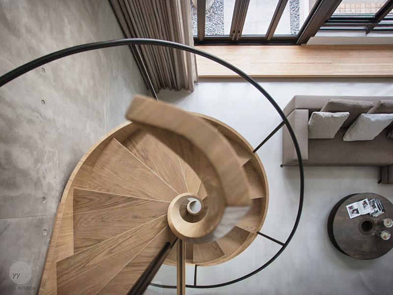 Looking down from the top, you can see that the metal railing perfectly reflects the shape of the stairs.