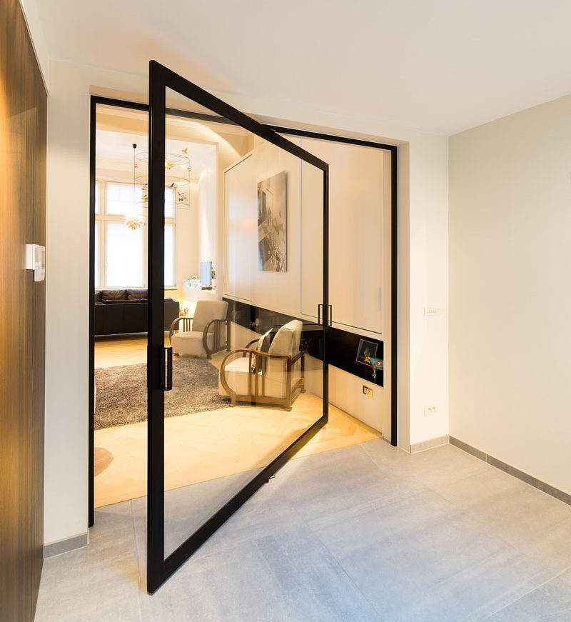 This glass pivot door has a unique central pivoting hinge that allows it to swing in both directions, enabling the doors to revolve up to 360°.