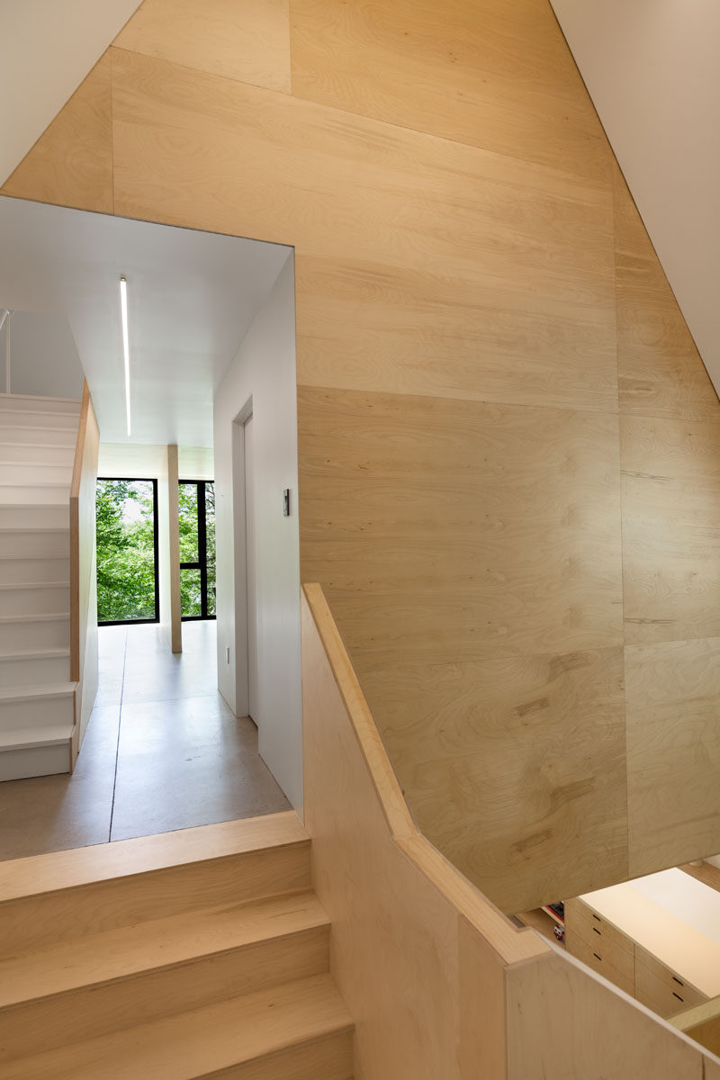 A simple color palette of white and light wood has been used in this Canadian cottage.