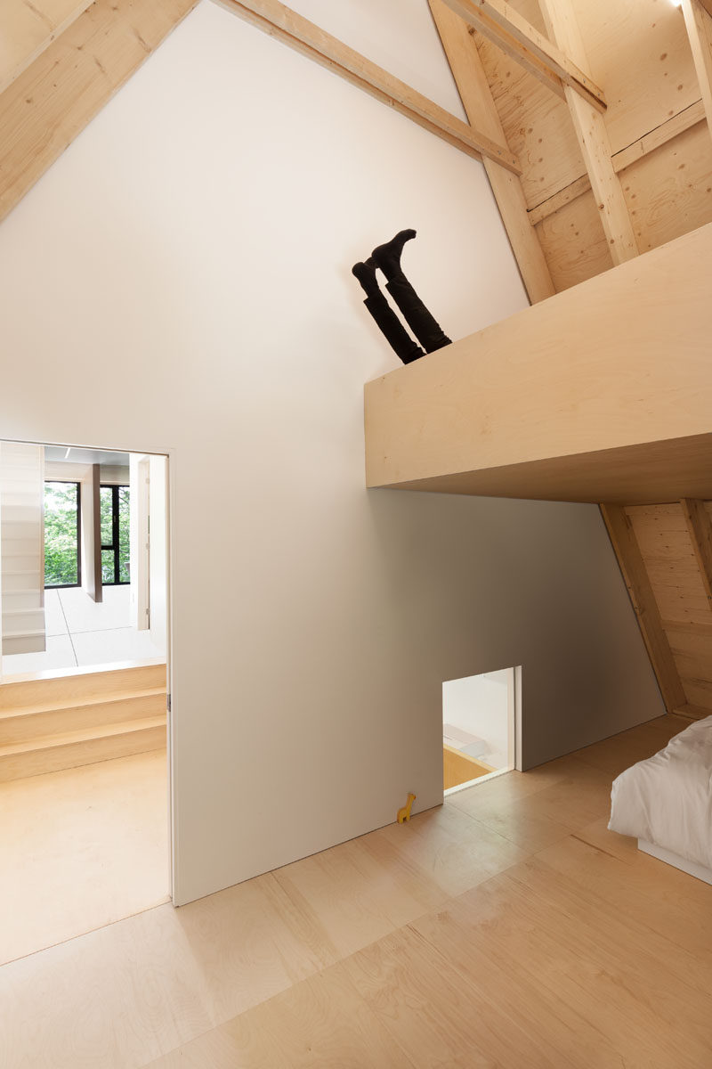 A simple color palette of white and light wood has been used in this Canadian cottage.