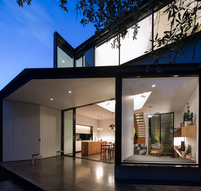 This Australian home received a bright extension with a new kitchen, dining and living area, as well as a bedroom with bathroom and a reading area.