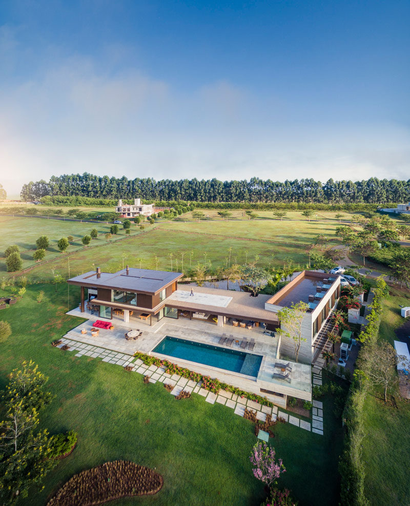 This home, designed by Fernanda Marques Arquitetos Associados, has two volumes separated by the outdoor lounge, the main one, where the living area, kitchen and master suite are and the side one, with suites for visiting guests.