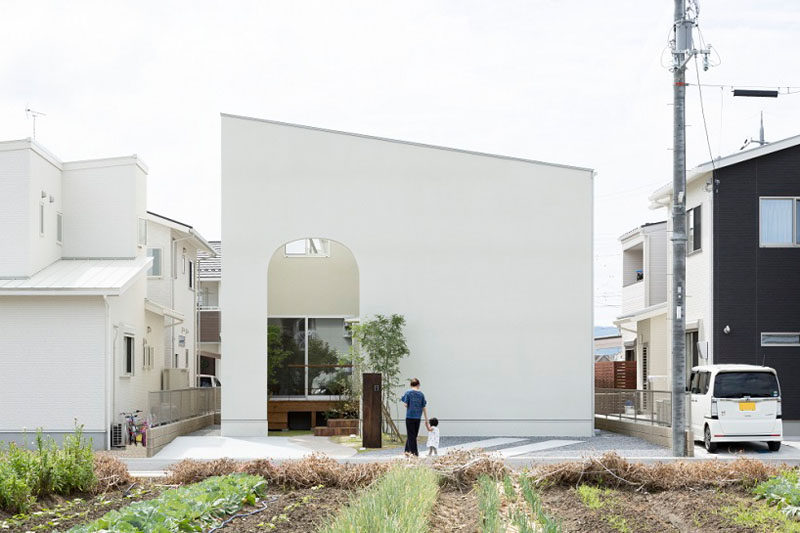 This Japanese house is full of arched details.