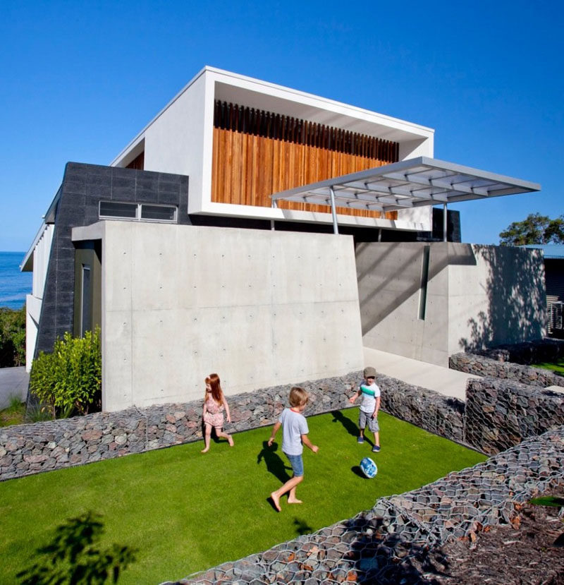 A gabion is a cage filled with rocks, concrete scraps, or really anything you can fit into the wire cage. #Gabion #LandscapingIdeas #FenceIdeas #ModernFence #Architecture #Landscaping