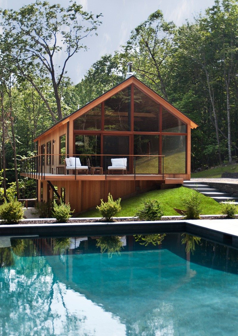 This wooden house with a swimming pool is tucked away in the Catskills forest of New York.