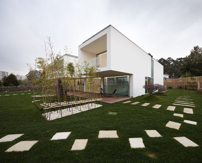 10 Ideas for Stepping Stones in Your Garden // Square and rectangular stones used here guide people around the yard and add a unique style element to the yard.